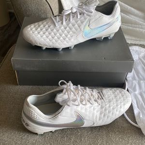 White Nike Tiempo Legend 8 Elite FG soccer cleats